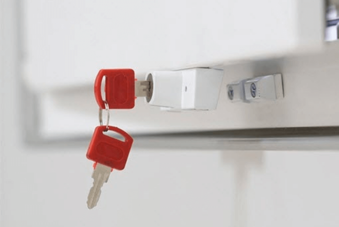 Детский замок на окна: какие существуют виды детских замков? - фото