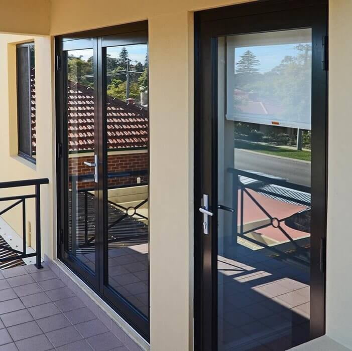 Алюминиевые входные двери REHAU фото